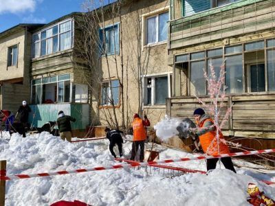 «Молодежный десант» в микрорайоне Кангалассы расчистил 98 кубов снега