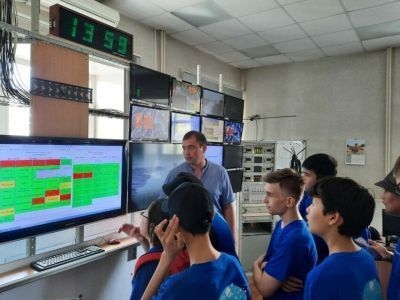 Компания «АрктикТелеком» провела экскурсию для учащихся летней аэрокосмической школы