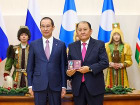 Айсен Николаев вручил государственные награды отличившимся якутянам