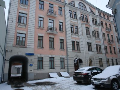 Доходный дом, 1910 г., гражданский инженер А.Н.Зелингсон. Здесь в 1921-1930 гг. жил и работал композитор Н.Я.Мясковский