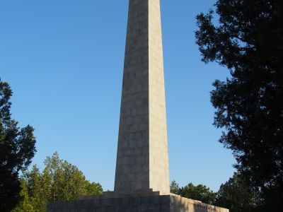 Обелиск - памятник Славы воинам - освободителям