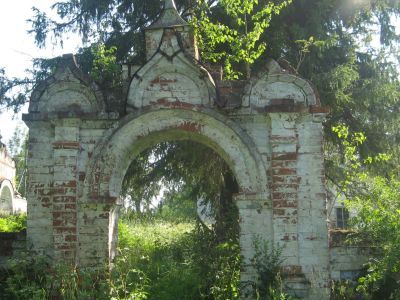 Западные ворота в ограде