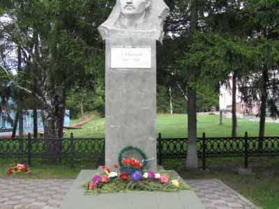 Памятник партизану, комиссару отряда, члену партии с 1917 года Георгию Федоровичу Захаренко
