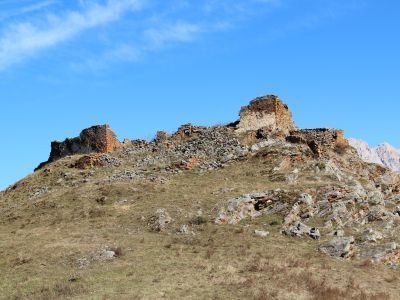 Жилое здание-замок с остатками церковного здания