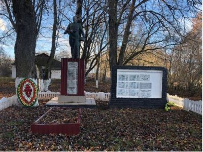 Братская могила воинов Советской Армии, погибших в период Великой Отечественной войны. Захоронено 215 человек, установлено фамилий на 162 человека. Скульптура установлена в 1964 году