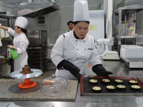 Участники «Вкуса Севера» приготовили меренгу с таежными ягодами и рыбные мини-пироги