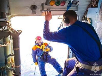 Спасатели МЧС Якутии провели учения по спуску с вертолета