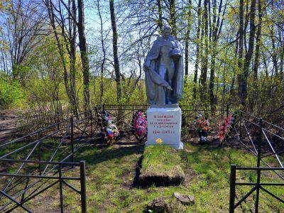 Братская могила с захоронением воинов, погибших в период Великой Отечественной войны 1941-1945 гг.