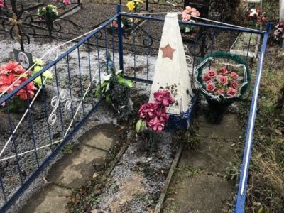 Могила партизана Трошкина И.Н., павшего в бою с немецко-фашистскими захватчиками в 1943 году. На могиле установлен обелиск