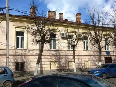 Дом, где в 1917 г. работал Гатчинский Совет рабочих, крестьянских и солдатских депутатов. Есть мемориальная доска