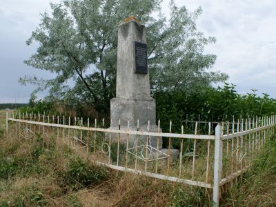 Братская могила мирных жителей-жертв фашистского террора