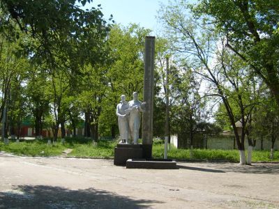 Братская могила советских воинов, павших в боях с фашистскими захватчиками