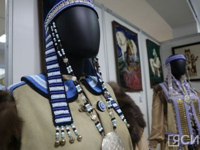 В Якутске открылась юбилейная выставка творческого объединения «Сөргүтүү»