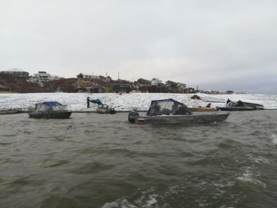 В Аллаиховском улусе жители села Быягныр доставили картофель на моторных лодках 