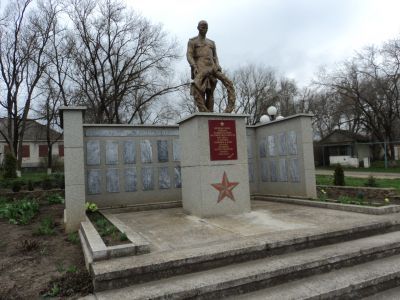 Братская могила советских воинов, павших в боях в годы гражданской и Отечественной войн