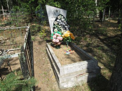 Могила подпольщиков, казненных гитлеровцами в 1942 г. Возглавлял подпольную группу Ефим Макаренков