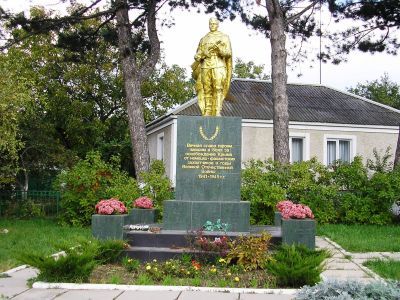 Братская могила советских воинов