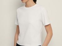 Приталенная футболка в рубчик