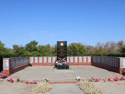 Братская могила участников гражданской войны и советских воинов, погибших в период Сталинградской битвы