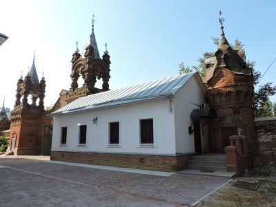 Святые ворота с хозяйственной постройкой
