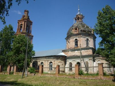 Здание Троицкой церкви 1802 г. с домом причта, оградой и воротами XIX в. и здание школы конец XIX - начало XX веков
