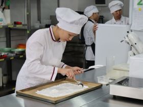 Участники «Вкуса Севера» приготовили меренгу с таежными ягодами и рыбные мини-пироги