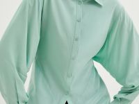 Приталенная блузка с акцентными рукавами