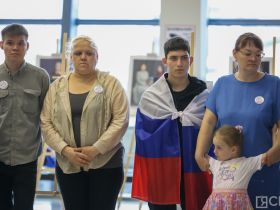 Фотовыставку «Семья героя» открыли в аэропорту Якутска