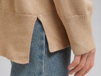 Джемпер с воротником-стойкой и спущенным плечом