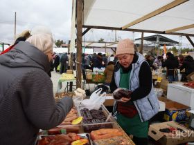 Мясо, рыба, овощи, ягоды и хлеб: в Якутске открылась ярмарка местных производителей «Продовольствие-2026»