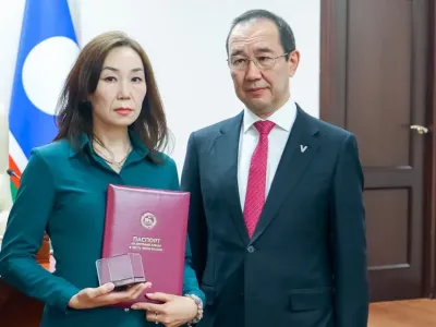 Глава Якутии вручил вдове Героя России Дмитрия Егорова копию именного алмаза