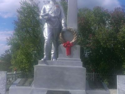 Братская могила воинов Советской Армии, погибших в январе 1943 года при освобождении поселка от фашистов