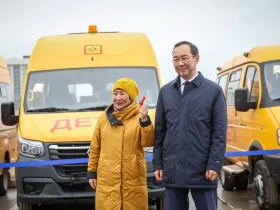 Айсен Николаев передал школам и колледжам Якутии ключи от 27 новых автобусов
