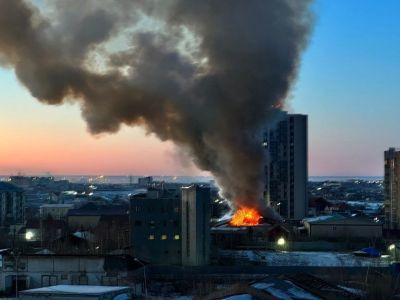 В Якутске загорелся склад мебельного магазина на улице Леваневского