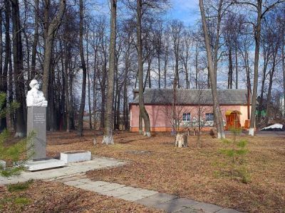 Усадьба, в которой в 1835-1840 гг. жил и работал композитор Алябьев Александр Александрович: парк с прудом