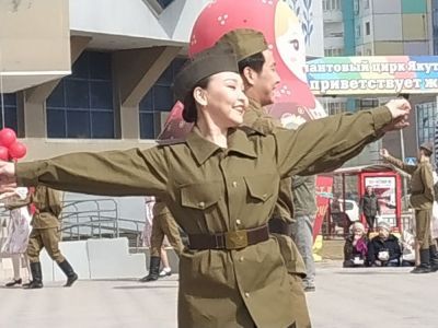 День Победы: В Якутске ветеранам дали праздничный концерт с солдатской кашей