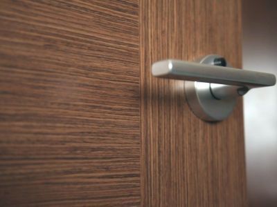 В Якутске квартирный вор нашел незапертую дверь и похитил кошелек