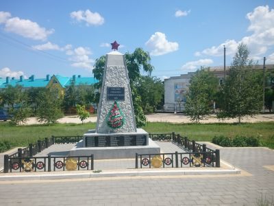 Братская могила участников гражданской войны и советских воинов, погибших в период Сталинградской битвы