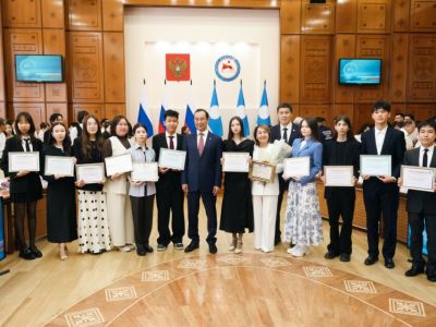 Глава Якутии продлил выплату 100 тысяч рублей стобалльникам ЕГЭ