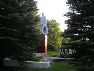 Братская могила советских воинов, погибших в боях с фашистскими захватчиками