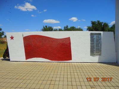 Могила 2 воинов Советской Армии, погибших в 1942 г. в бою с фашистскими захватчиками