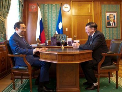 Айсен Николаев встретился с Героем Труда Владимиром Михайловым