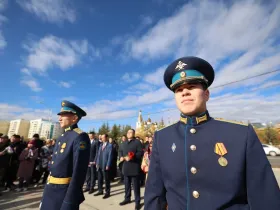 Глава Якутии возложил цветы к памятнику Петру Бекетову в честь 393-летия Якутска