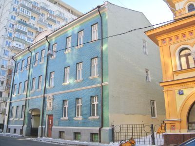 Подворье Афонского Свято-Пантелеймонова монастыря с домовой церковью, 1912 г.  В 1912-1917 гг. здесь находился "Приют для воинов - участников русско-турецкой войны 1877-1878 гг.". Здание связано с именами патриарха Тихона и иеросхимонаха Аристоклия