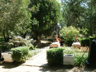 Группа из 6 одиночных могил: летчика Р.И.Либермана, радиста В.Л.Баладжаняна, радиста Н.Ф.Ищенко и летчиков Героев Советского Союза В.А.Лобозова, В.А.Дегтярева, Д.А.Старикова