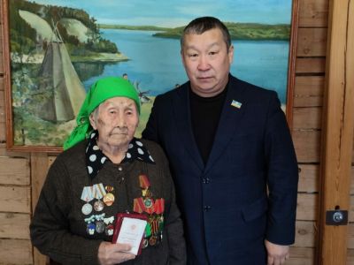 Первый вице-премьер Якутии вручил медаль к 80-летию Победы ветерану из Жиганского района