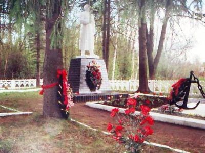 Братская могила советских воинов