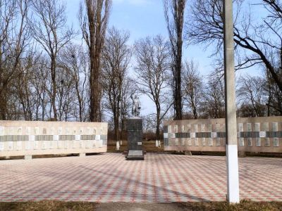 Братская могила 586 советских воинов, погибших в боях с фашистскими захватчиками