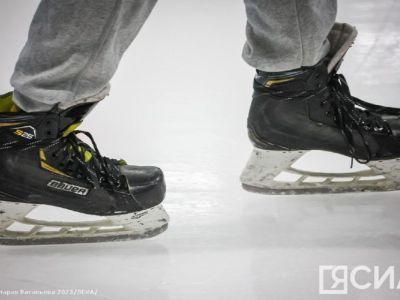 На новом крытом катке в микрорайоне Звездном Якутска ведутся работы по отделке и благоустройству