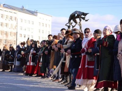 В Якутске на площади Дружбы народов станцевали осуохай в честь Дня республики
